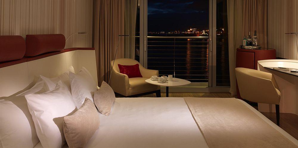 Sunborn Gibraltar Hotel Buitenkant foto