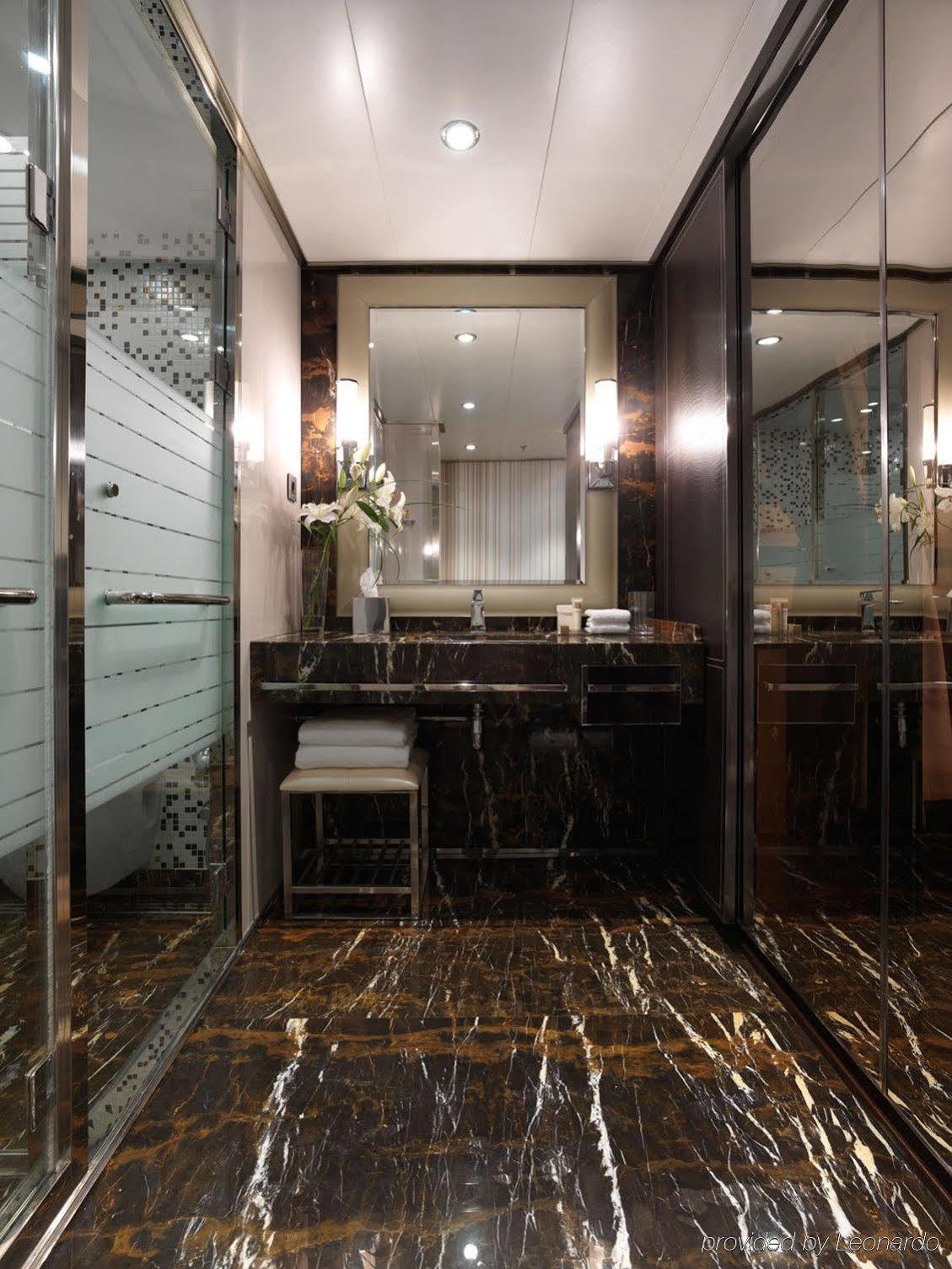 Sunborn Gibraltar Hotel Buitenkant foto